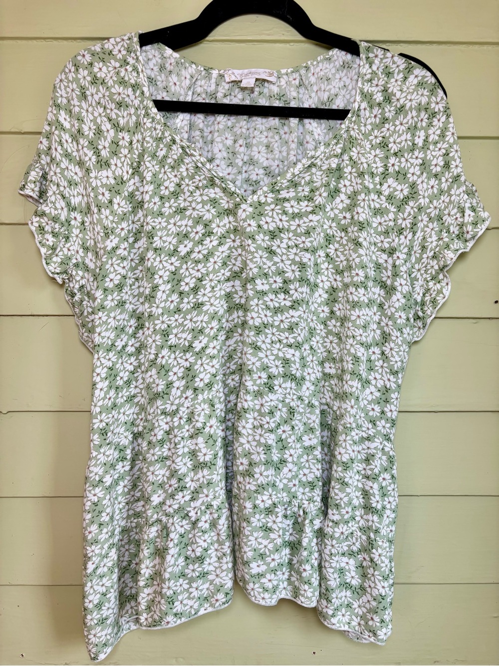 Women’s Green Daisy-Print V-Neck Blouse